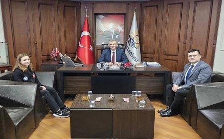 Başkan Sezer Şampiyon Milli yüzücü Gökalp’i Tebrik Etti