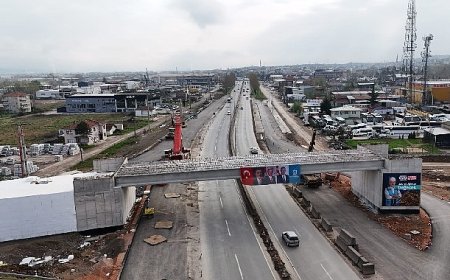 Başiskele Kavşağı'nda dev kirişler 9 saatte yerleştirildi