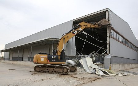 Nilüfer’de 4 bin metrekarelik kaçak depo yıkıldı