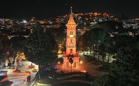 Saat Kulesi gündüz başka gece başka güzel