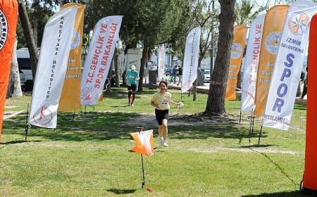 Karşıyaka’da oryantiring rüzgarı: Bayram coşkusu sporla taçlandı!