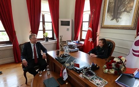 Urla Belediye Başkanlığı Koltuğuna Türkiye’nin Seçilmiş İlk Çocuk Meclisi Başkanı Oturdu