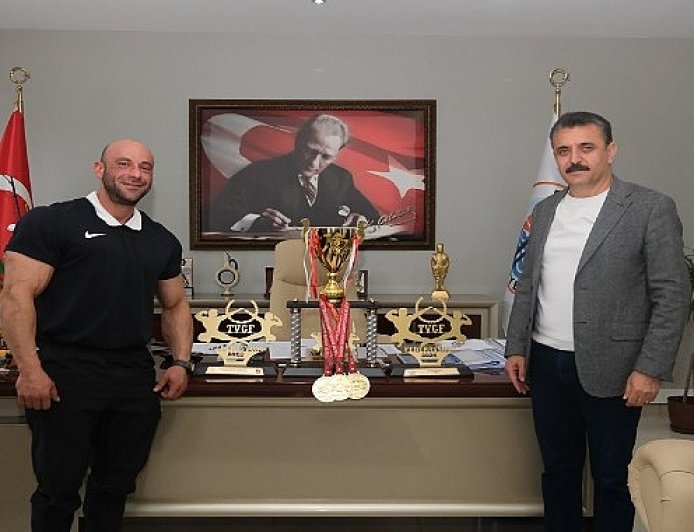 Dikili Belediyesi’nin Gururu Yılmaz Acar Şampiyonluğa Doymuyor