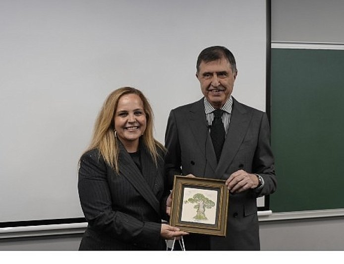 Geleceğin Profesyonelleri, Ahmet Pura ile “Hayat Güneşli Bir Sağanak” Konferansı’nda Bir Araya Geldi