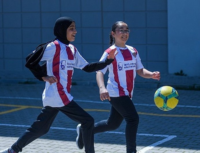 OSB Ortaokulunda 1.100 Öğrenciye İnegölspor Forması Dağıtıldı