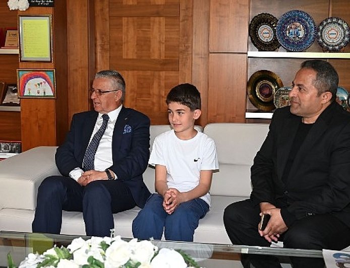 Öğrenciler Başkanlık koltuğuna oturdu