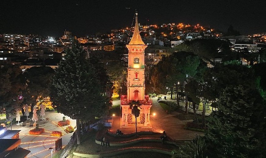Saat Kulesi gündüz başka gece başka güzel