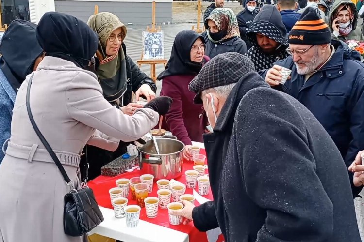 Bursa’da Saadet Partili kadınlardan üzüm hoşafı ikramı
