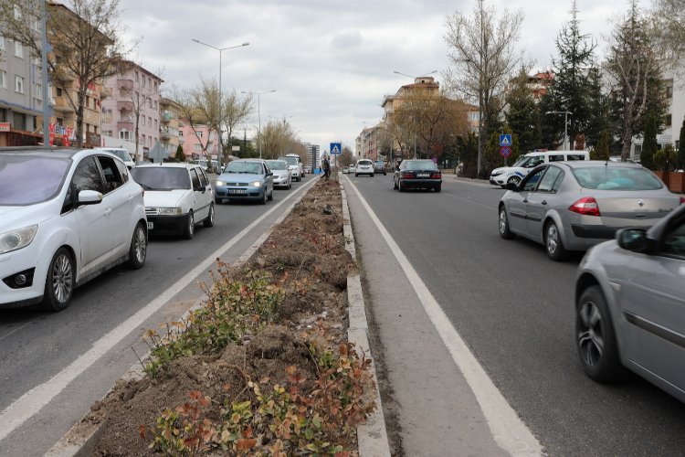 Nevşehir Milli İrade Caddesinde refüj düzenleme çalışması başladı