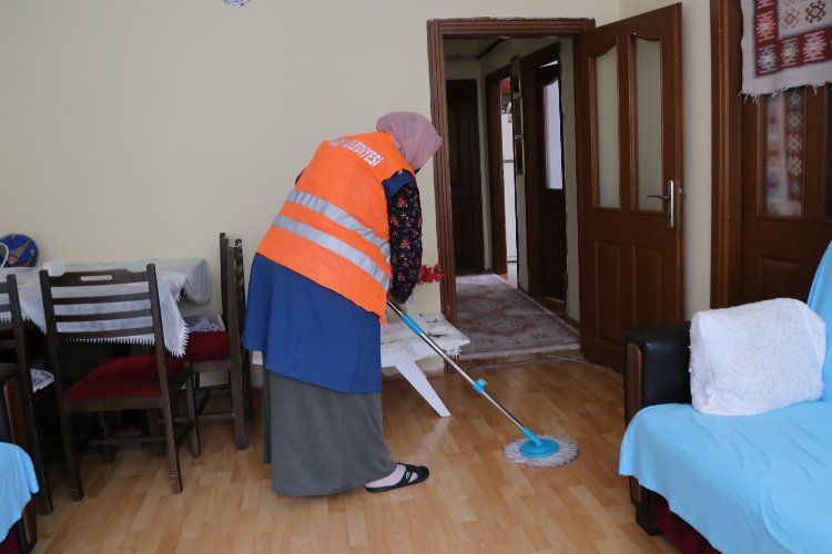 Rize’de bakıma muhtaç ailelerin evlerine temizlik