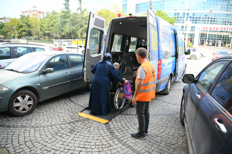 Kocaeli Çayırova'da sosyal yardımlar 2024'te de hız kesmedi