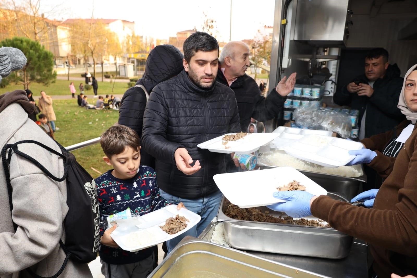 Kocaeli'den Darıca'da yemek ikramı