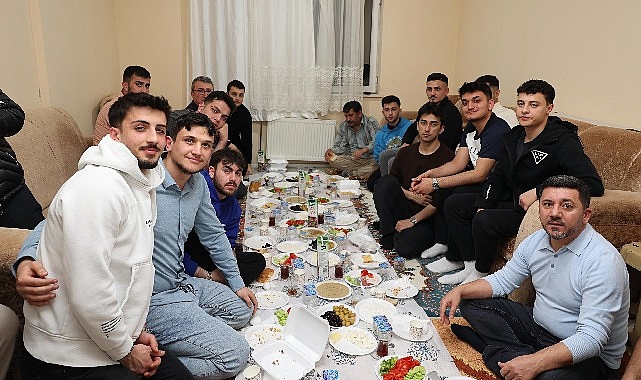 Başkan Rasim Arı, Öğrenci Evinde Sahur Yaptı