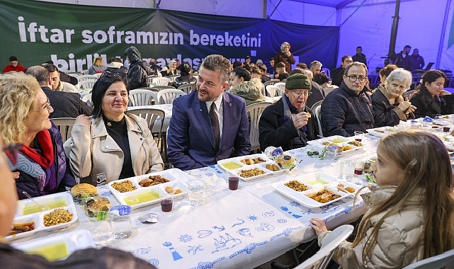 Buca Belediyesi’nin iftar çadırına yoğun ilgi