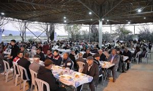 didim-belediyesi-vatandaslari-iftar-sofralarinda-bulusturmaya-devam-ediyor.jpg