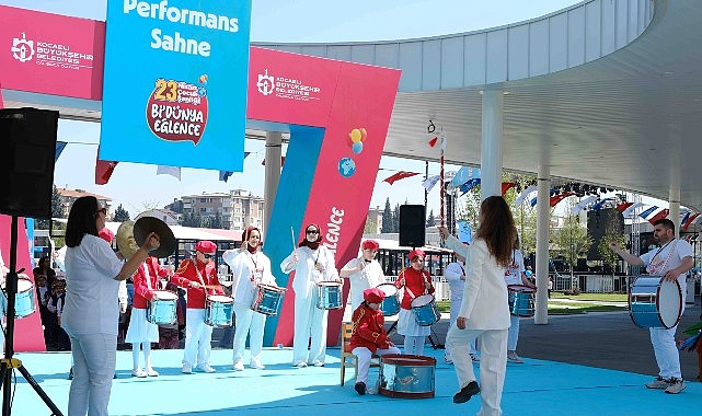 ari-maya-kocaelili-minikler-icin-sahnede.jpg