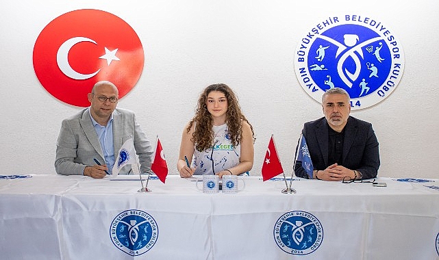 azra-kaya-profesyonel-sozlesme-imzaladi.jpg