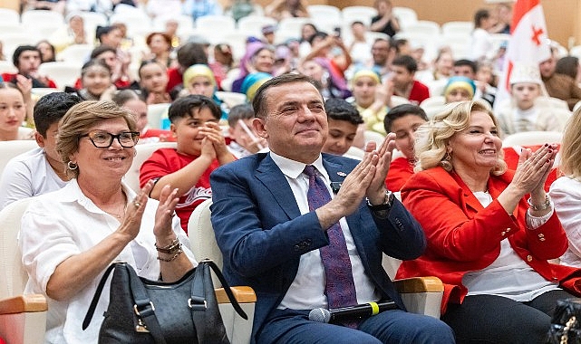 baskan-abdullah-ozyigit-ve-meclis-uyeleri-koltuklarini-cocuklara-devretti.jpg
