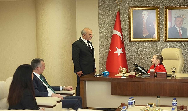baskan-buyukakin-gelenegi-bozmadi-cocuk-bayraminda-baskan-damla-oldu.jpg