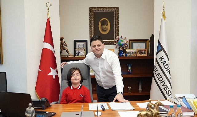kadikoy-belediyesi-baskanlik-koltugunu-cocuklara-emanet-etti.jpg