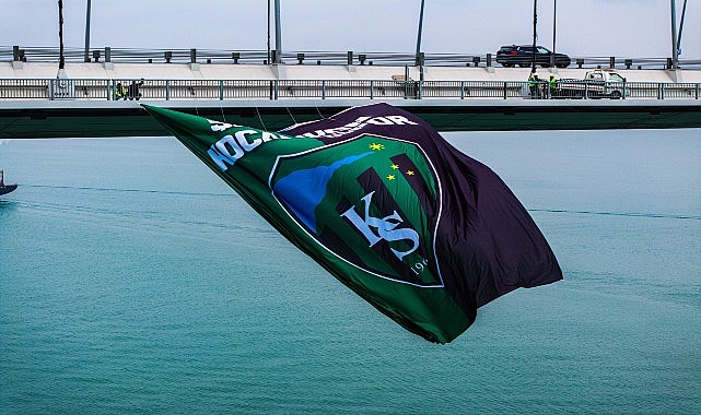 kocaelispor-bayragi-osmangazi-koprusune-asildi-o-is-tamam.jpg