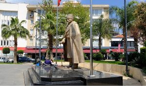 narlidere-belediyesi-ataturk-anitini-bakima-aldi.jpg