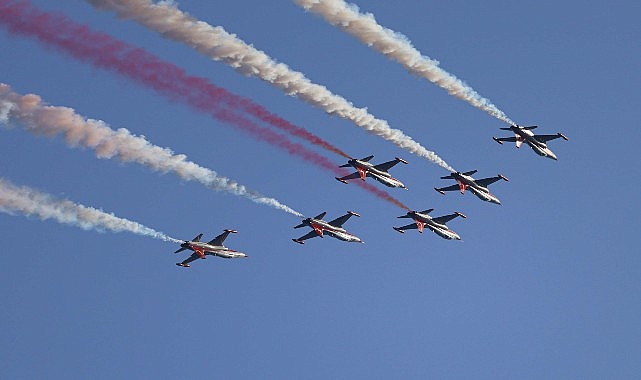 turk-yildizlarindan-antalya-semalarinda-nefes-kesen-gosteri.jpg