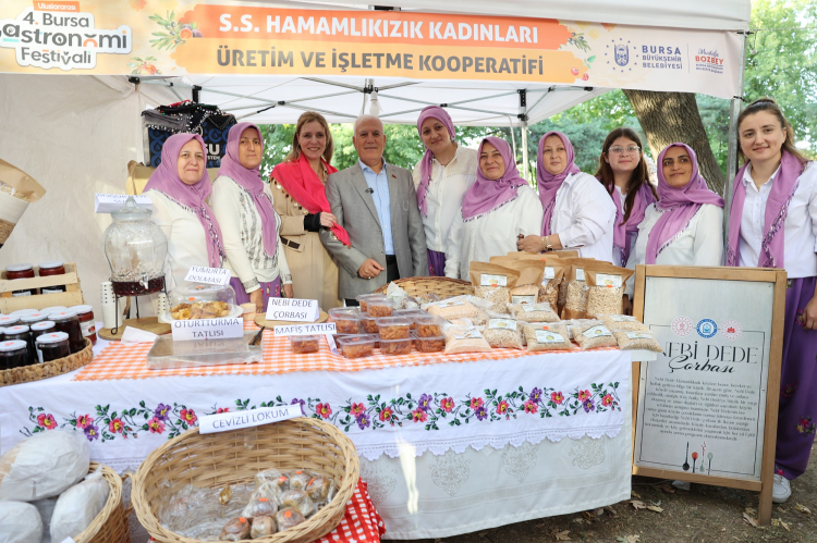 bursa-buyuksehir-belediye-baskani-mustafa-bozbey-ve-esi-seden-bozbey-standlari-gezdi-10-1759059819-758-x750