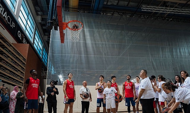 corendon-turizm-grubu-ve-zicev-cocuklari-anadolu-efes-antrenmanini-ziyaret-etti.jpg