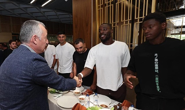 vali-aktas-ile-baskan-buyukakindan-besiktas-maci-oncesi-kocaelispora-moral.jpg