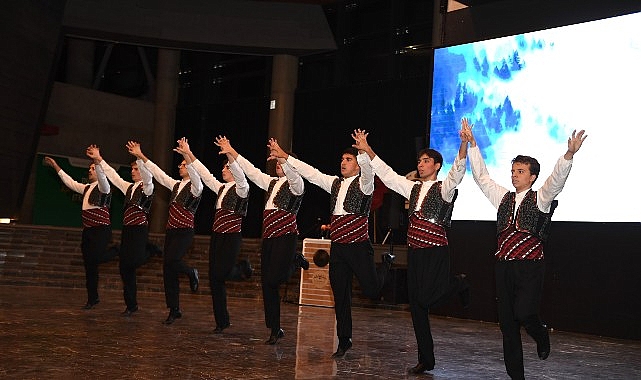 ataturkun-bursaya-gelisinin-103uncu-yil-donumu-osmangazide-muhtesem-gosteriyle-kutlandi.jpg