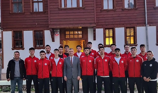 baskan-sezer-voleybol-takimina-moral-verdi.jpg