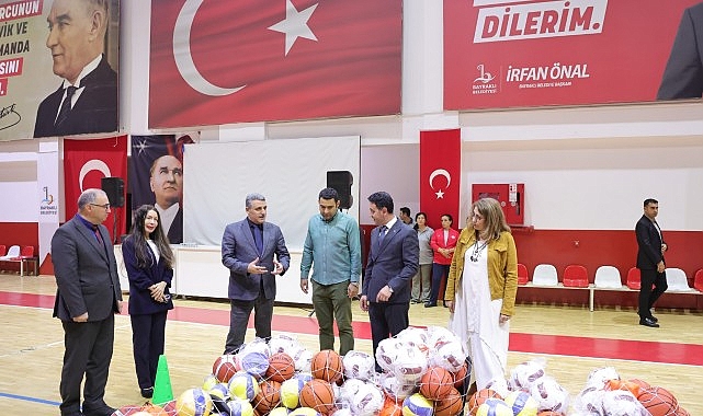 bayraklidaki-okullara-spor-malzemesi-destegi.jpg