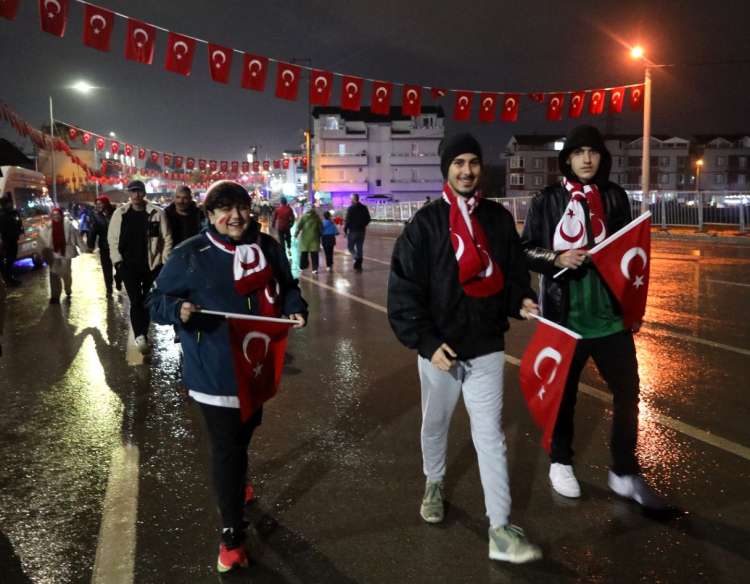 buyuksehirden-milli-maca-binlerce-bayrakla-destek-5-1760467357-71-x750