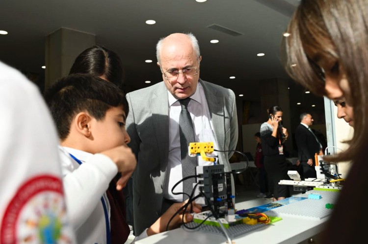 prof-dr-kilic-aydindaki-proje-pazarinda-genc-bilim-insanlariyla-bulustu-2-1763478145-570-x750