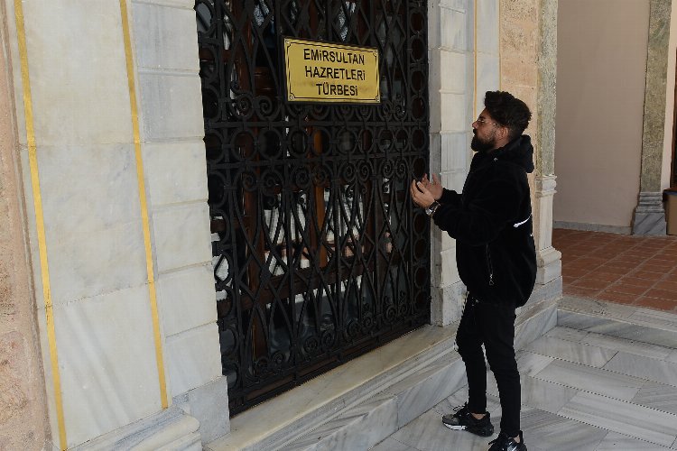 Sanatçı Mehmet Çevik Emir Sultan’da dua etti