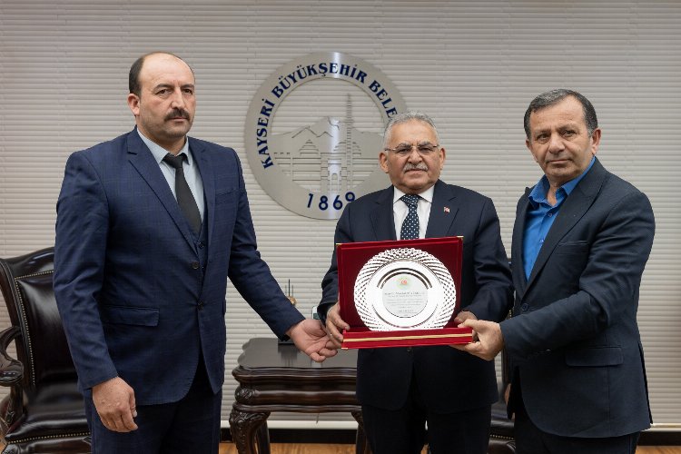 Kayseri’de Başkan Büyükkılıç’a Tomarza çiftçileri adına ‘Teşekkür’ plaketi