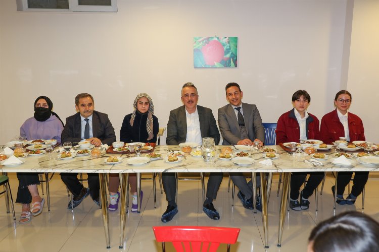 Nevşehir’de Başkan Savran, gençlerle buluşmaya devam ediyor