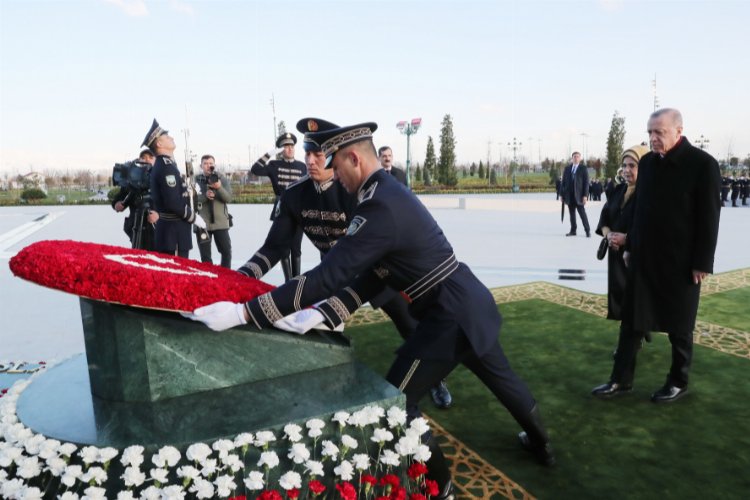 Özbekistan’daki Bağımsızlık Anıtı’na Erdoğan’dan çelenk