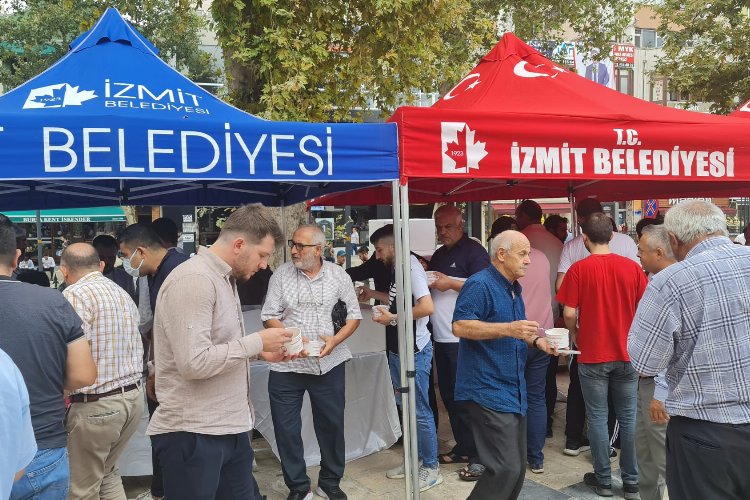 Kocaeli’de İzmit Belediyesi binlerce aşure dağıttı