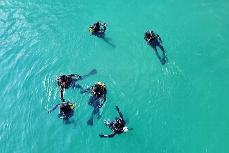 Su altı polisleri Adana Seyhan Gölü’nü temizlik