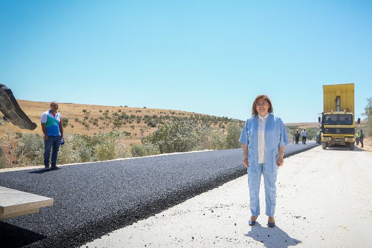 Gaziantep’te Geneyik-Deredüzü kırsalına sıcak asfalt