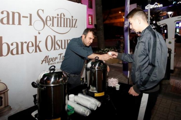 Bursa İnegöl’de iftar sonrası ücretsiz çay ikramı