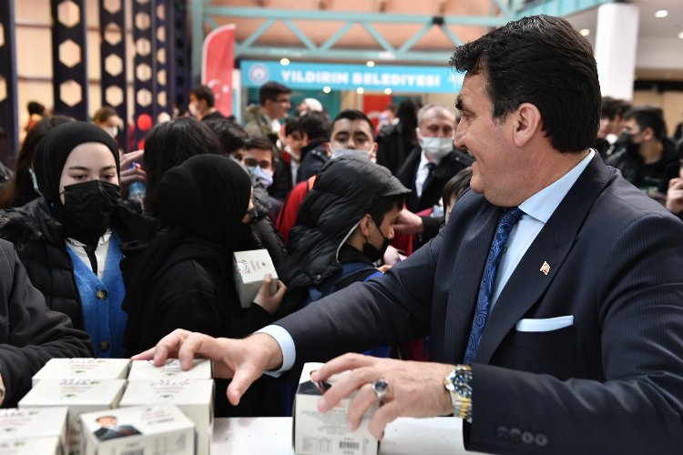 Bursa Osmangazi Belediye Başkanı Dündar Kitap Fuarı’nı ziyaret etti