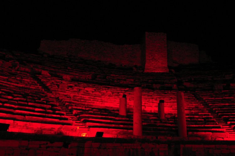 Didim Milet Antik Kenti kırmızıya boyandı