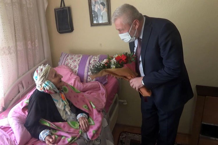 Bursa’da asırlık çınar ‘Halime Nine’ye ‘Sağlık’lı ziyaret